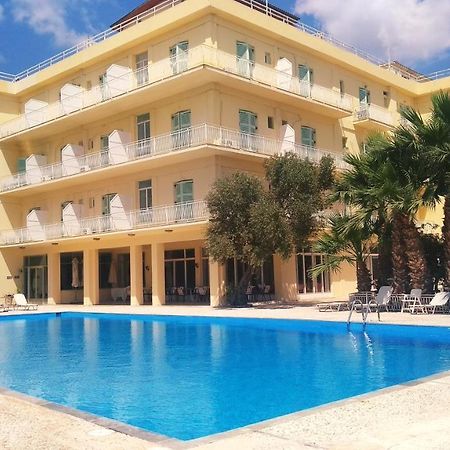Nireus Hotel Néa Mákri Екстериор снимка