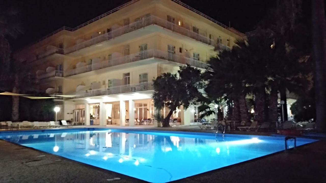 Nireus Hotel Néa Mákri Екстериор снимка